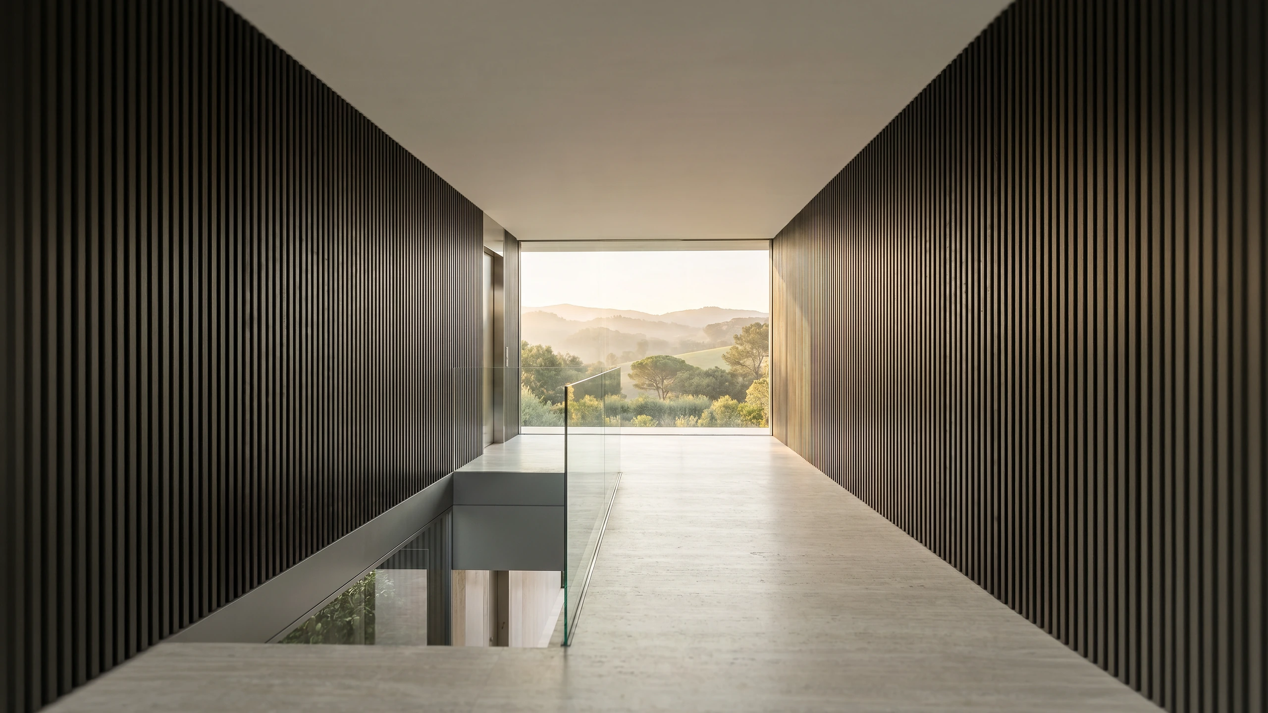 Circulação interna da Casa Colina em madeira ripada com vista para o vale, design de interiores de alto padrão Studio Maio