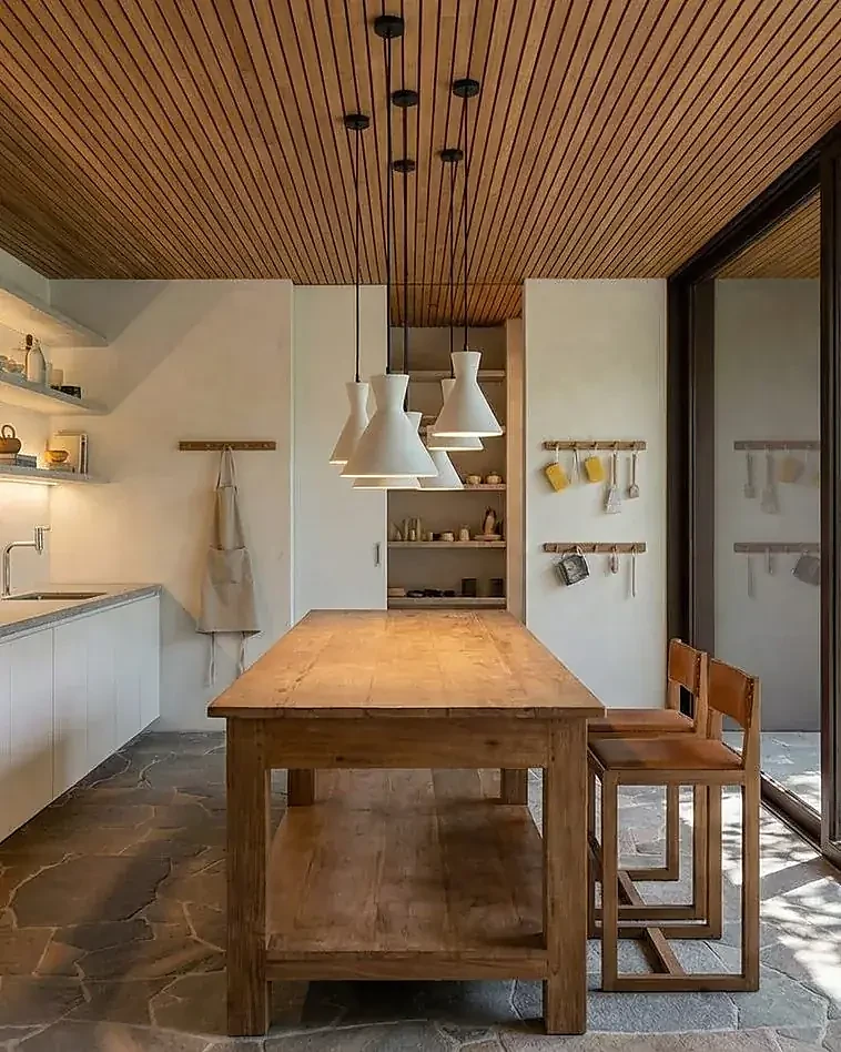 Interior detalhado, marcenaria e materialidade